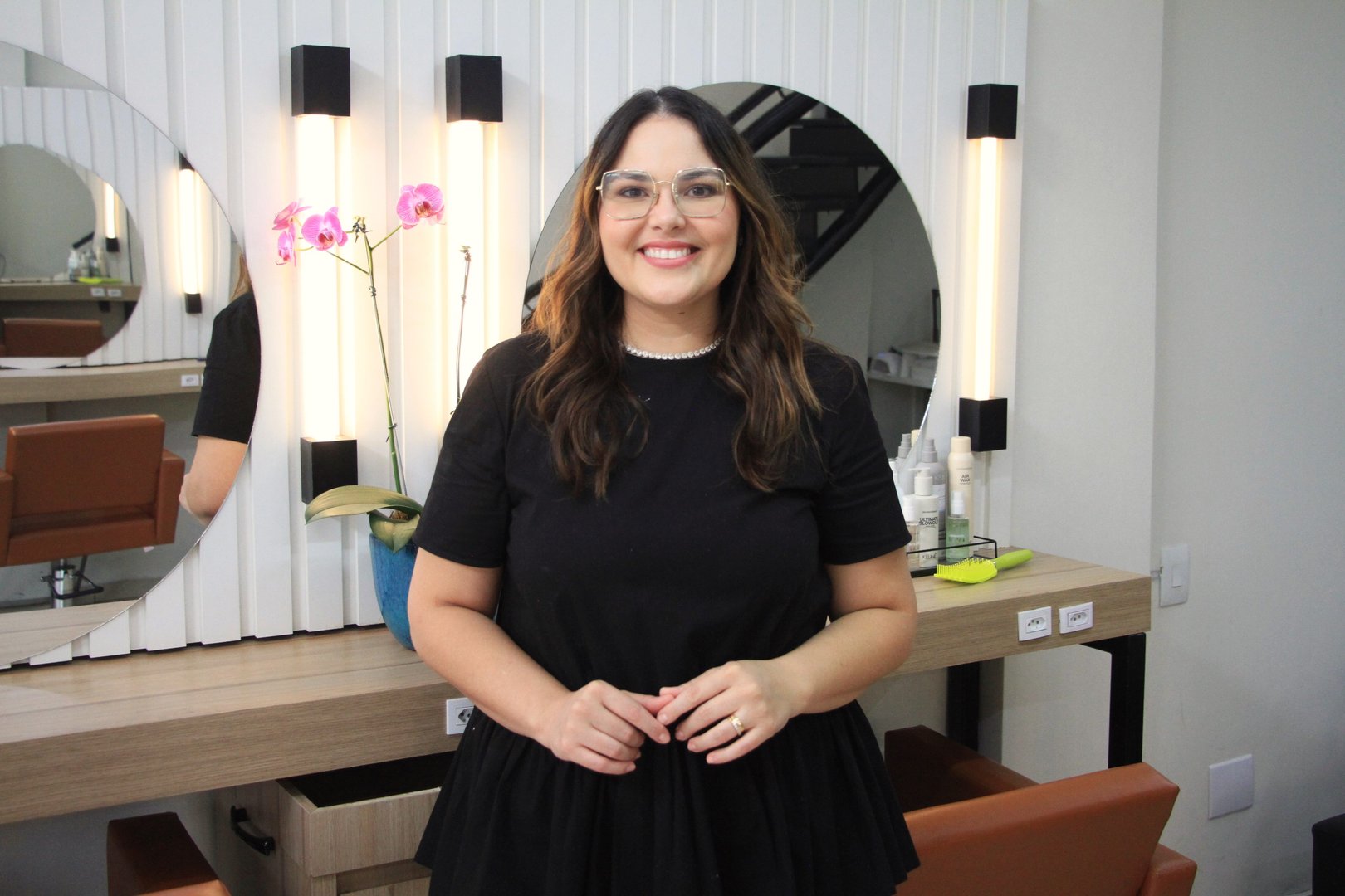 Dai Sena – Cabeleireira Colorista
Especialista em coloração e técnicas de mechas, atua com precisão e sensibilidade estética, traduzindo desejo em resultado