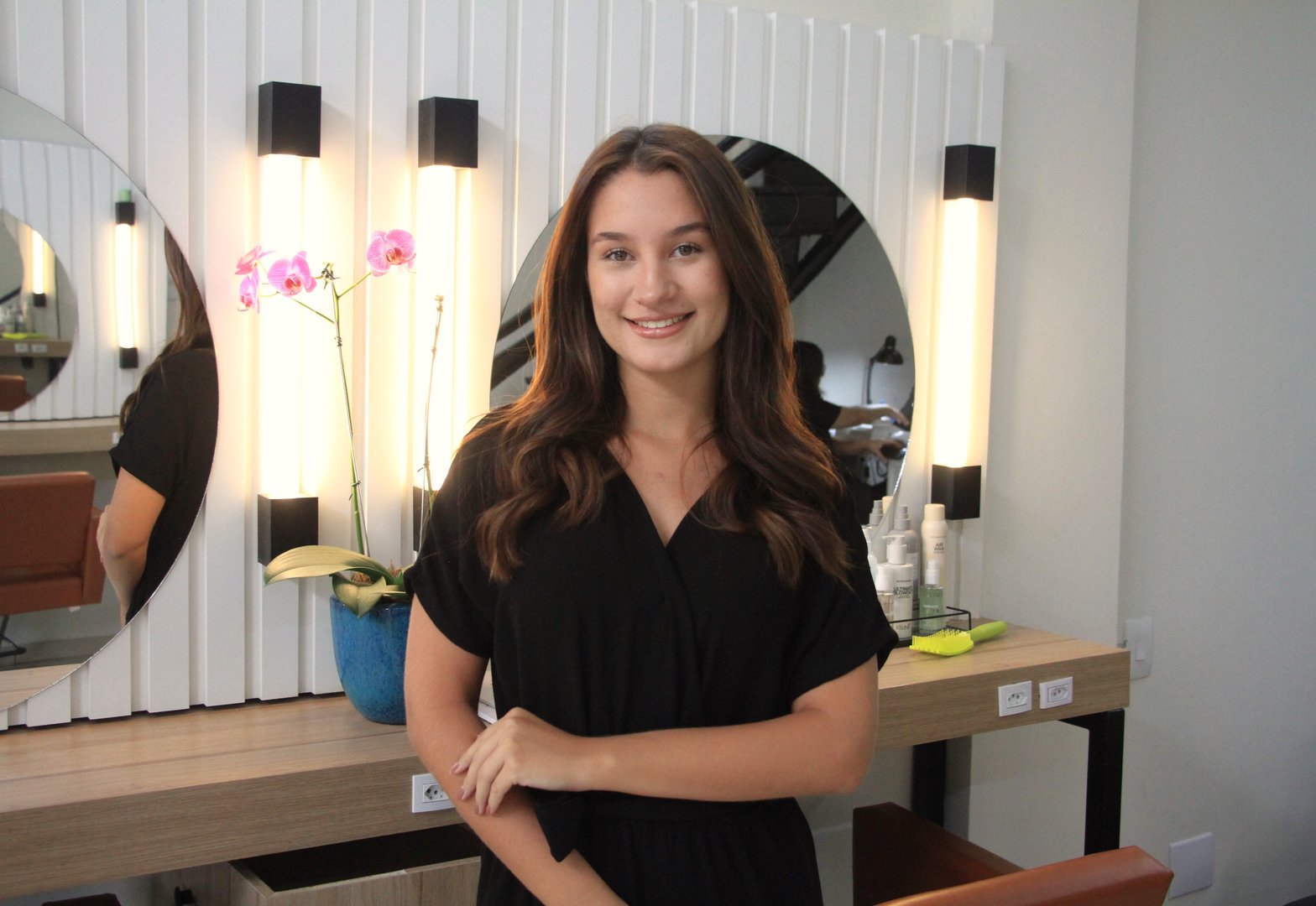 Mariana Blanco – Maquiadora e Esteticista
Atua na construção da imagem por meio da maquiagem profissional e cuidados estéticos, reforçando harmonia e sofisticação