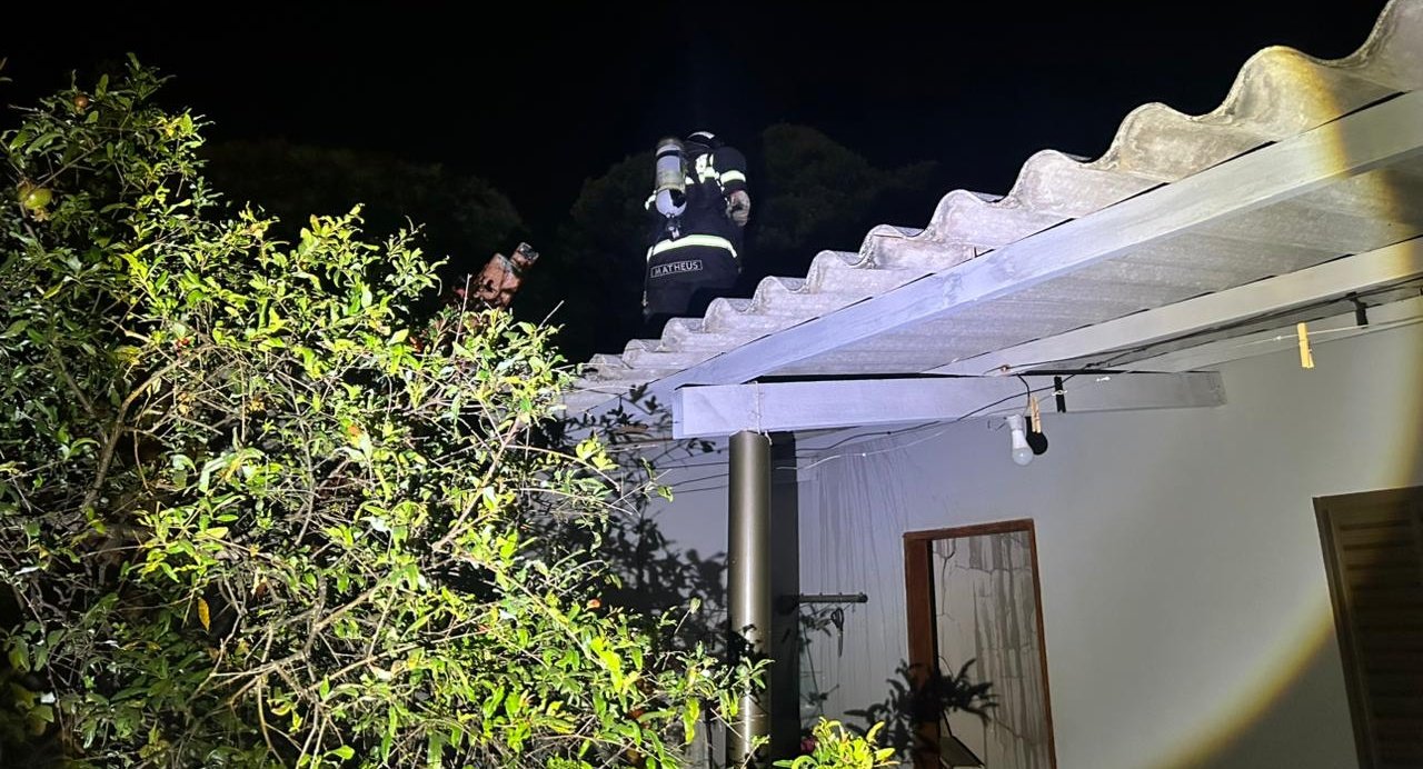 Nova Andradina - Corpo de Bombeiros Militar atende incêndio em residência
