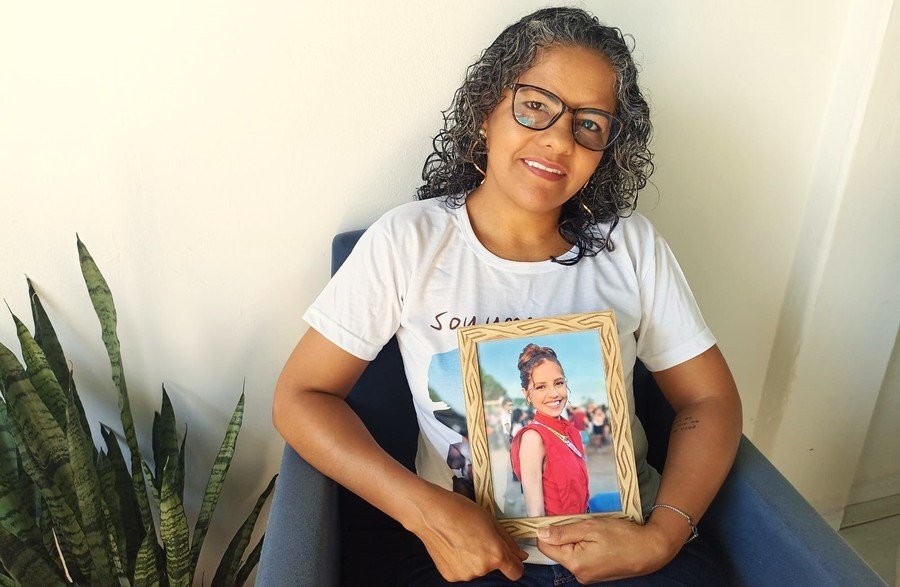 Rose com a foto de Karini quando estava prestes a lançar o projeto, no início de 2025 - Imagem: Acácio Gomes / Arquivo / Nova News