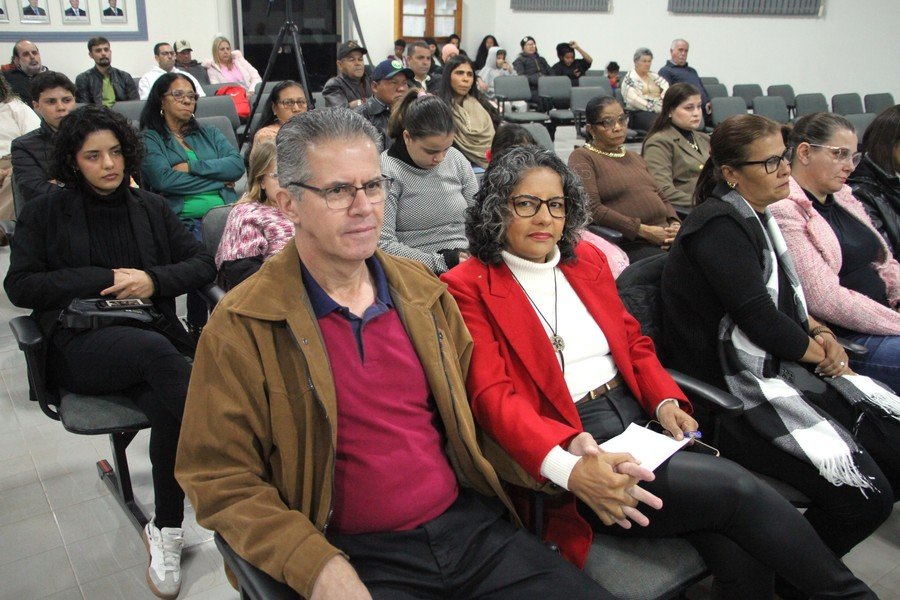 Rose e o esposo João com integrantes do projeto durante sessão da Câmara Municipal de Batayporã em que a iniciativa foi agraciada com moção de parabenização proposta pela vereadora Andrea Cruz - Imagem: Acácio Gomes / Arquivo / Nova News