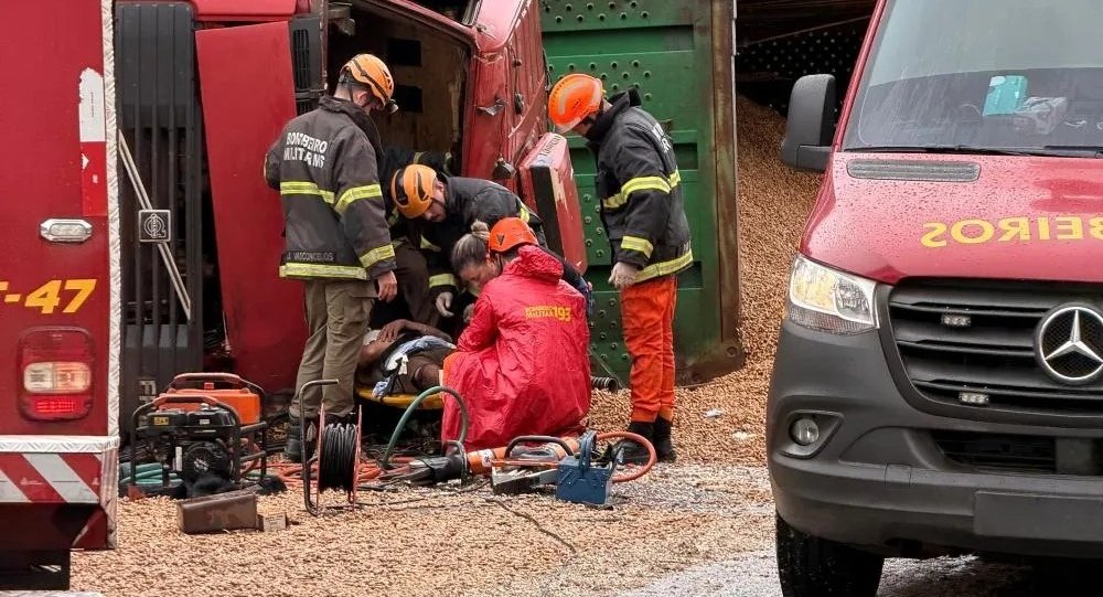 Motorista fica preso às ferragens após tombamento de carreta entre Bataguassu e Brasilândia