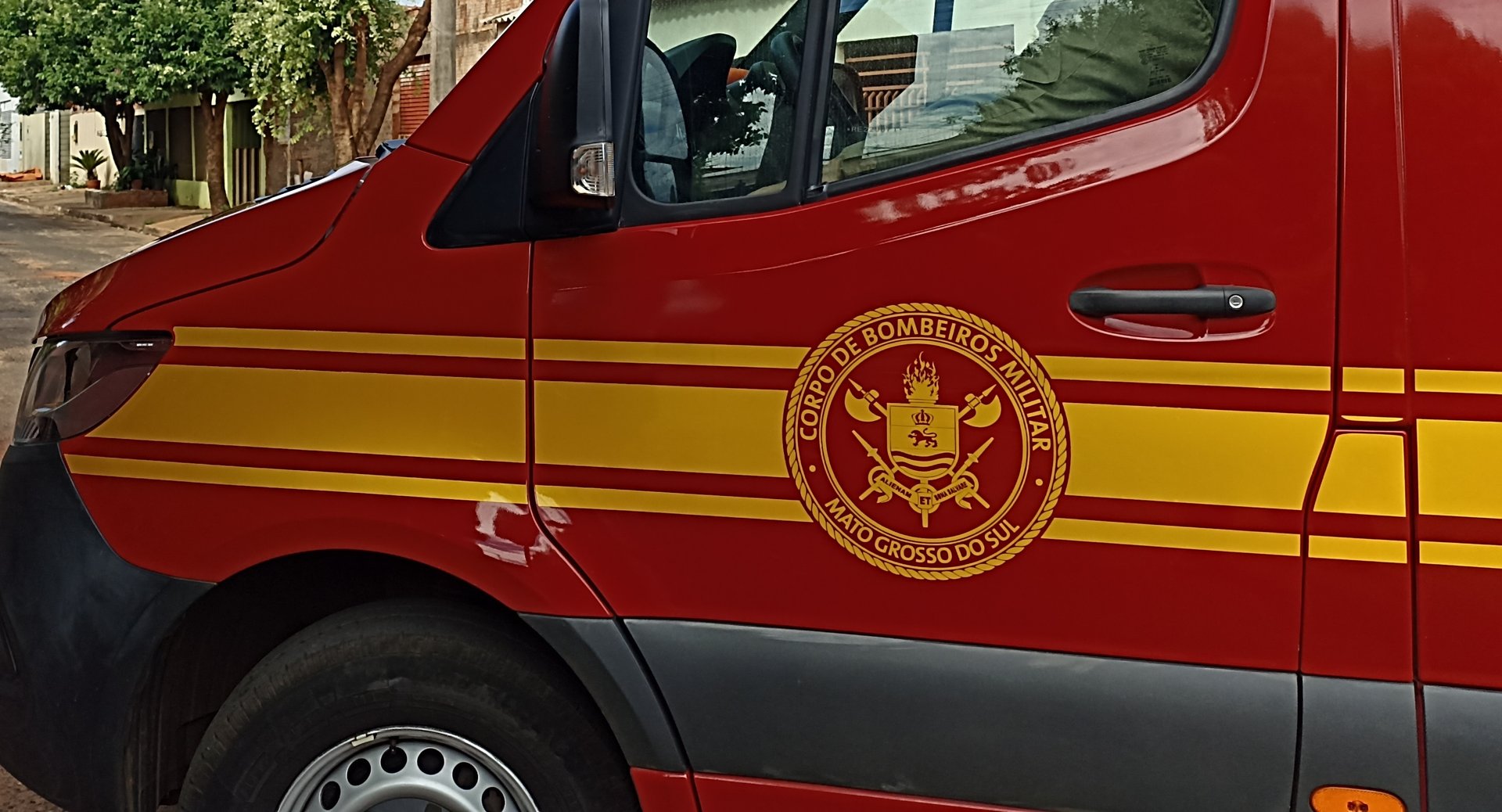 Mulher e criança em bicicleta se envolvem em acidente com carro no centro de Nova Andradina