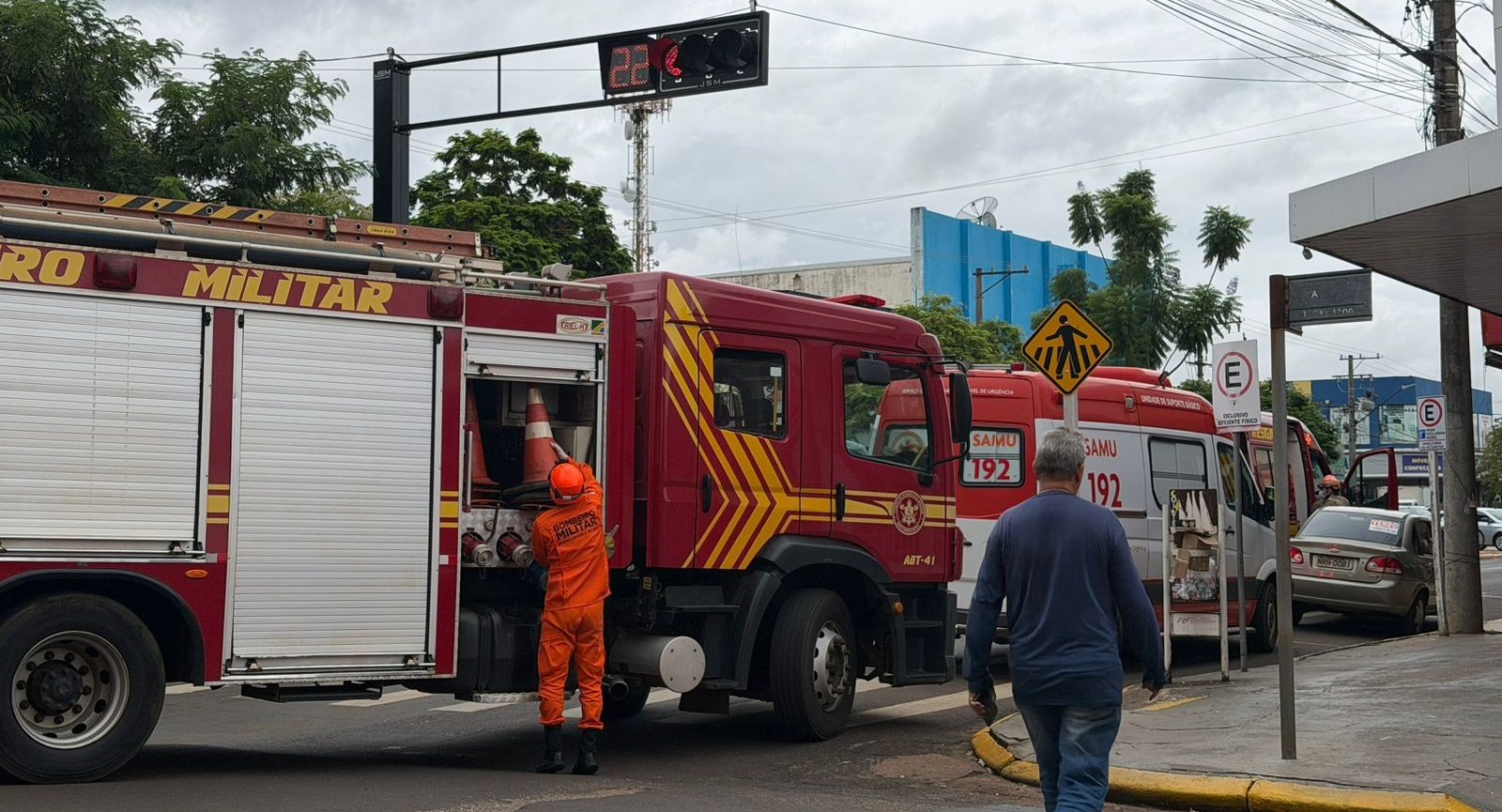 Motociclistas ficam feridos após colisão no centro de Nova Andradina
