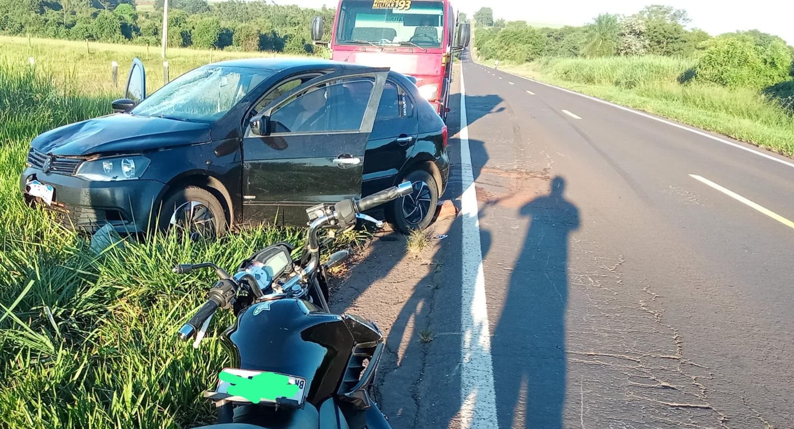 Capotamento envolvendo carro e moto deixa duas pessoas feridas na BR-376, em Ivinhema