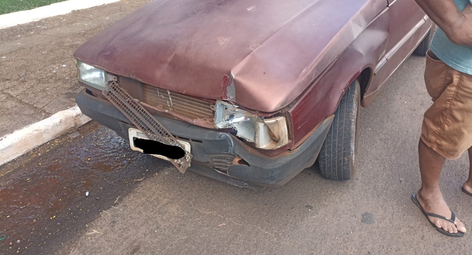 Motorista sem CNH colide carro contra poste e é encaminhado à delegacia em Ivinhema