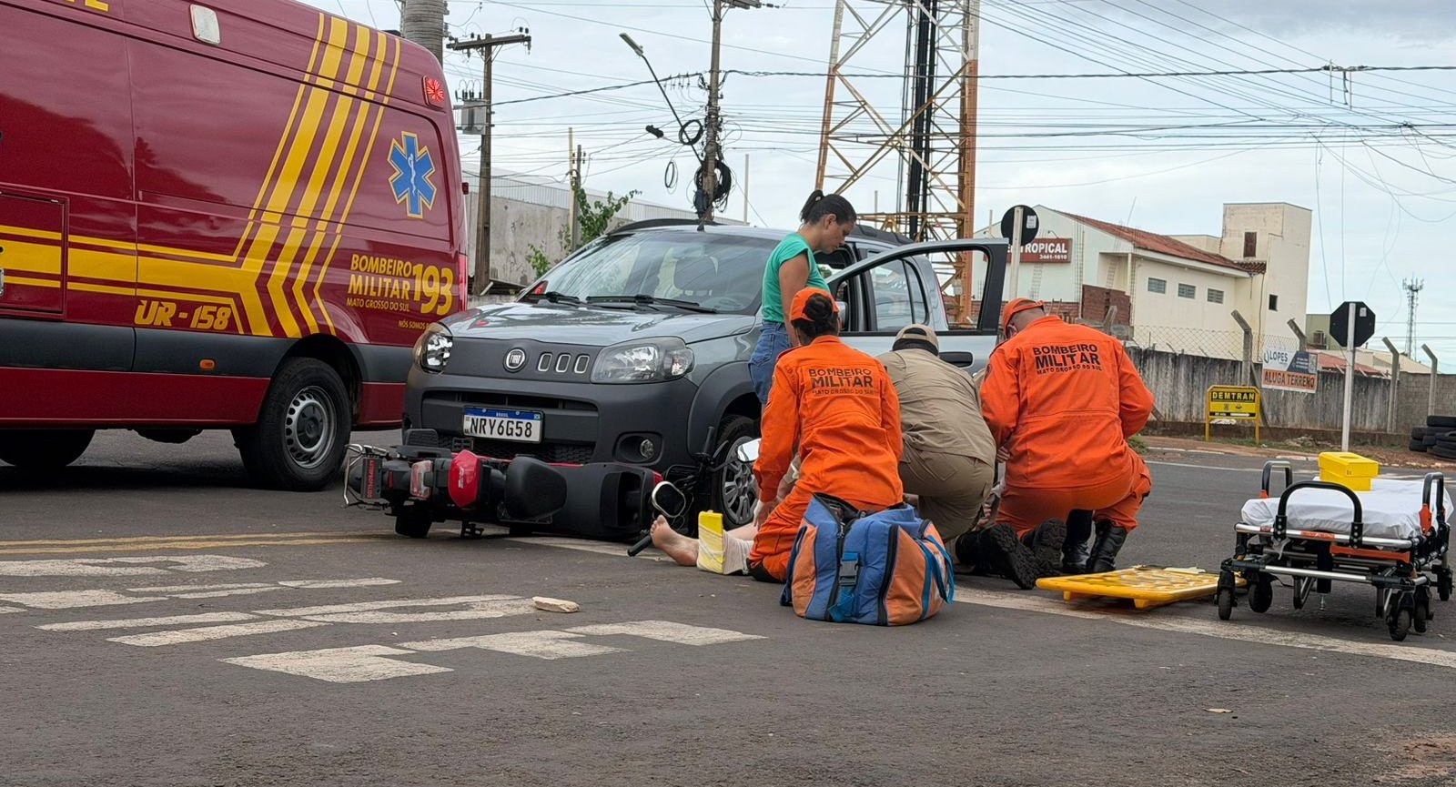 Mulher e duas crianças ficam feridas após acidente com bicicleta elétrica no centro de Nova Andradina