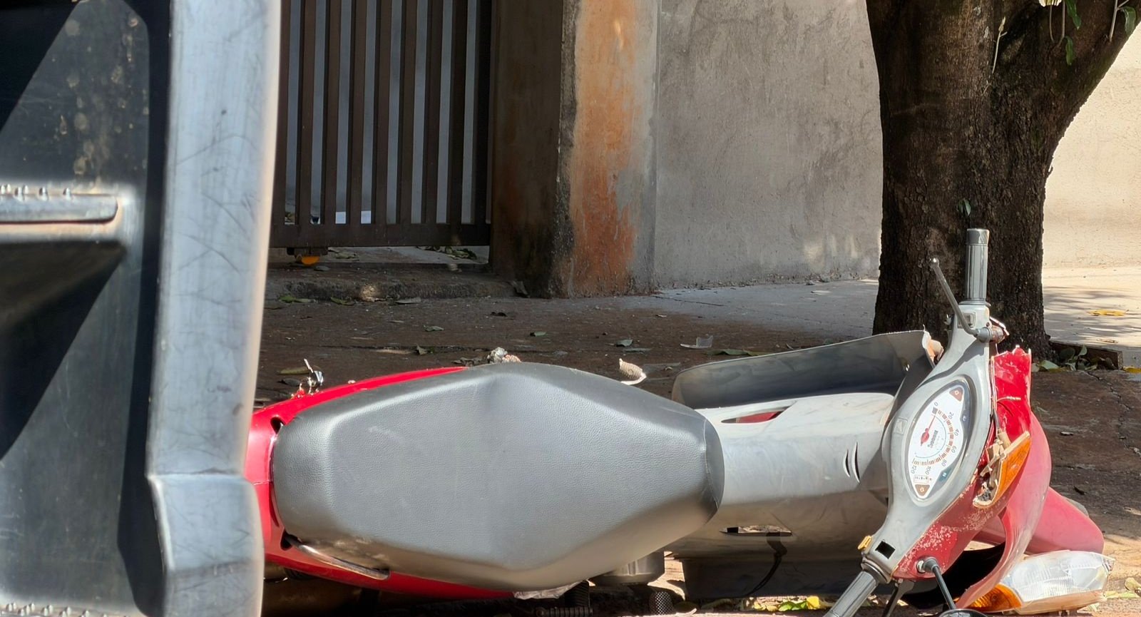Motociclista fica ferido após perder o controle e colidir contra árvore em Nova Andradina