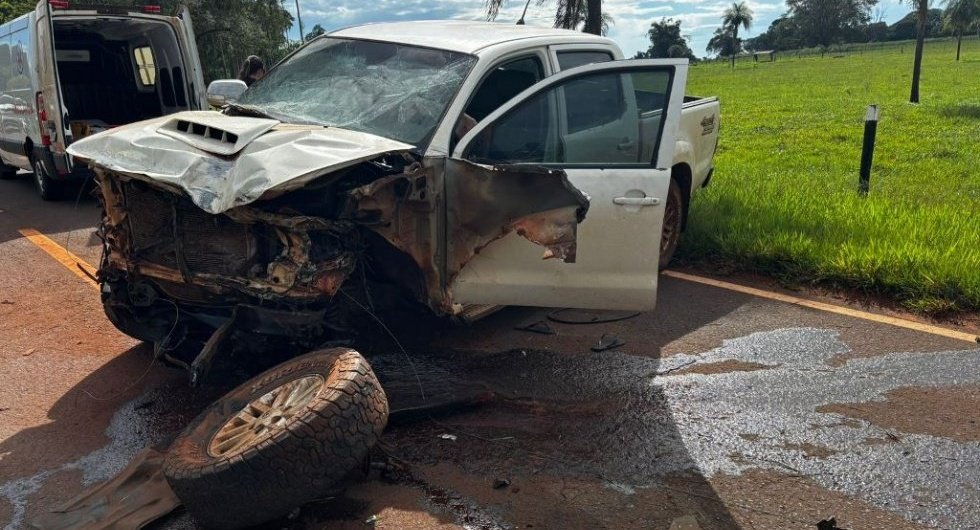 Acidente entre caminhonete e caminhão-tanque deixa homem ferido em Angélica