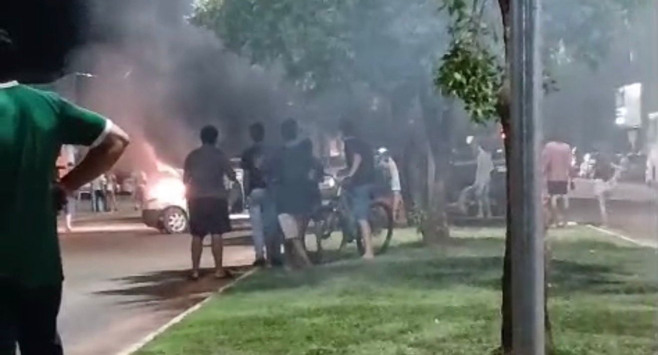 Batida entre três veículos termina com carro em chamas e confusão em Nova Casa Verde