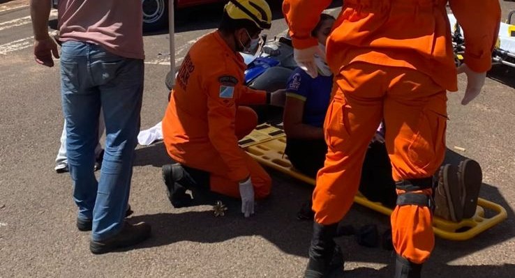 Colisão entre motoneta e motocicleta deixa vítima ferida no bairro Celina Gonçalves em Nova Andradina