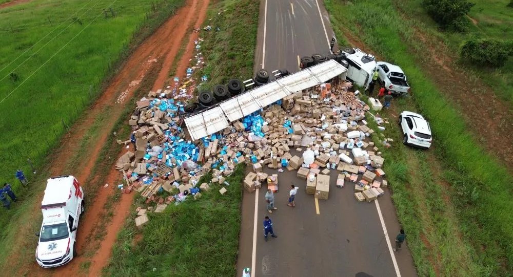Carreta tomba na rodovia MS-338 entre Bataguassu e Santa Rita do Pardo