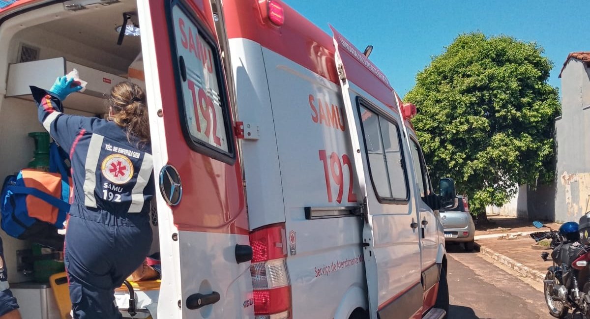 Idoso fica ferido após queda de moto em cruzamento de Nova Andradina