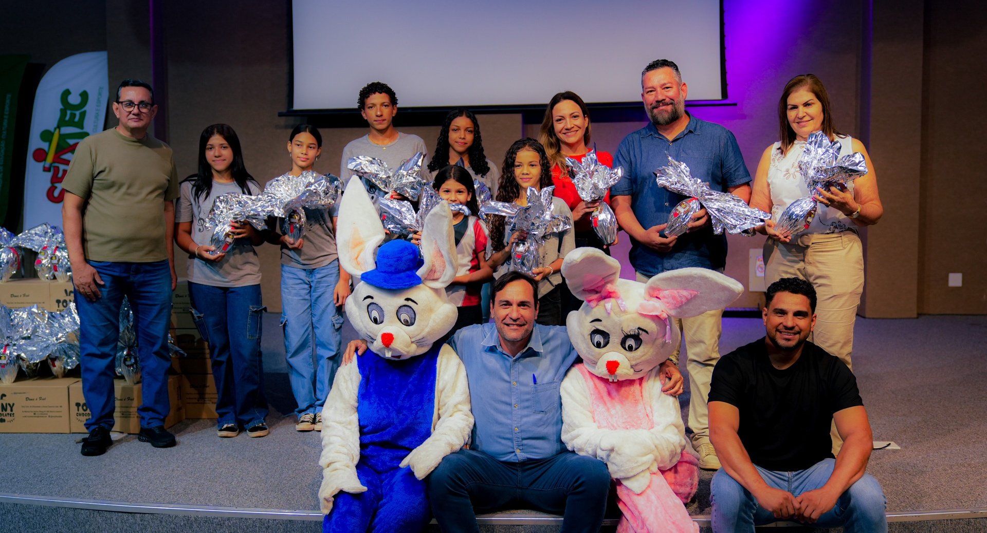 Prefeitura entrega mais de 7 mil ovos de Páscoa a estudantes da rede municipal
