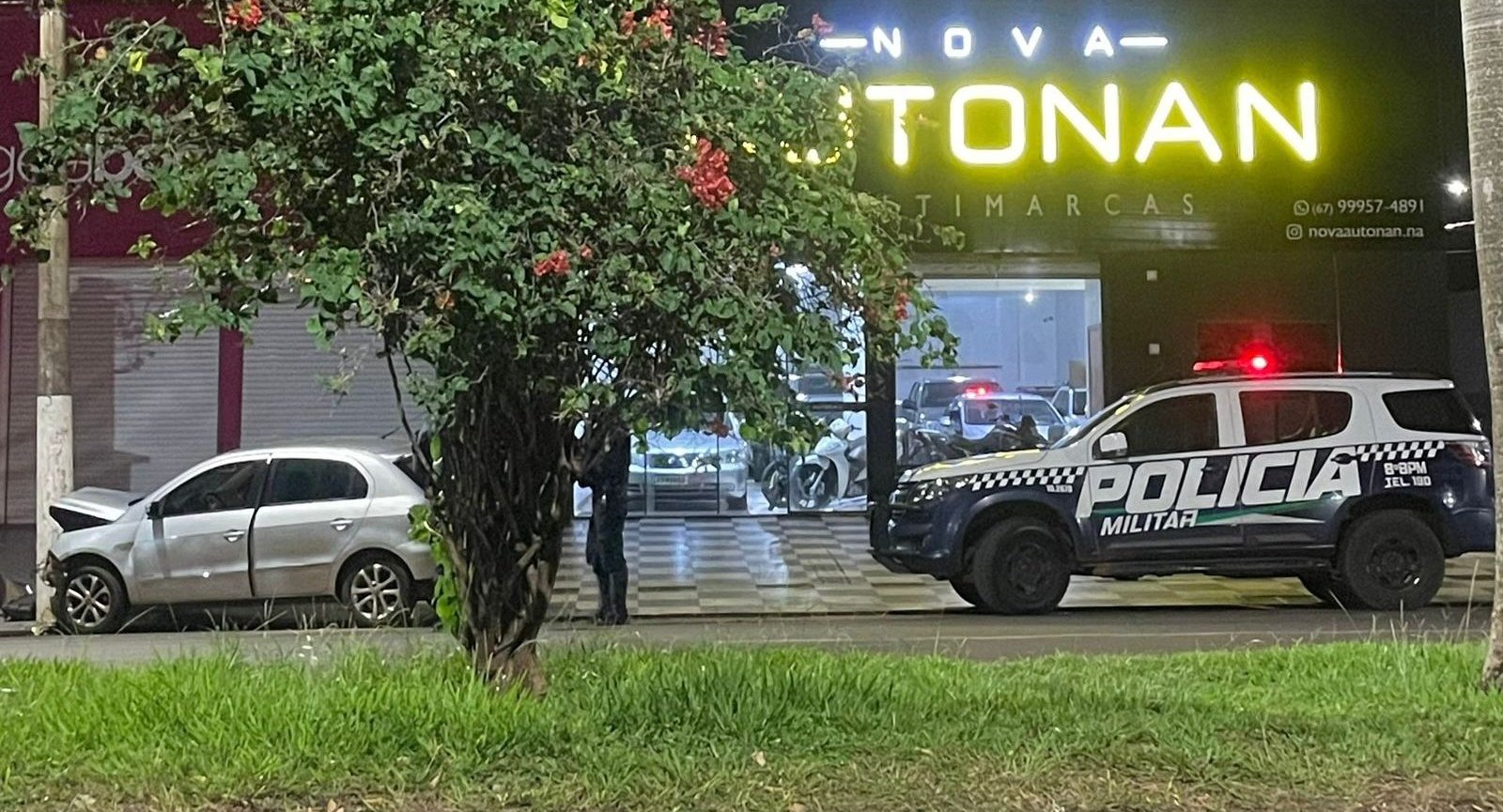 Motorista perde controle, bate em poste e abandona veículo no centro de Nova Andradina