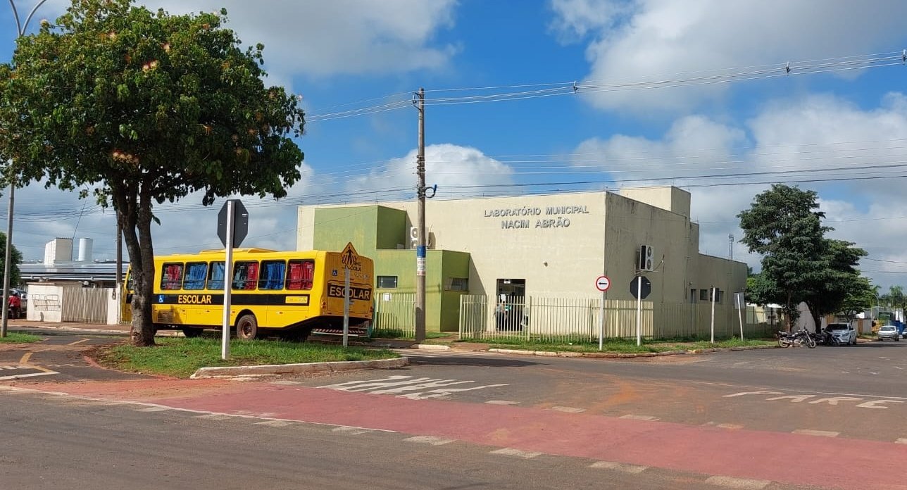 Infiltrações e falhas estruturais motivam vereador a propor melhorias no Laboratório Municipal de Nova Andradina