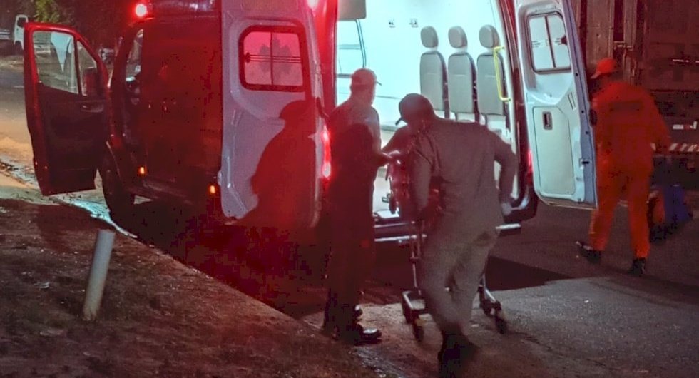 Mulher vítima de esfaqueamento é socorrida pelo Corpo de Bombeiros Militar em Ivinhema