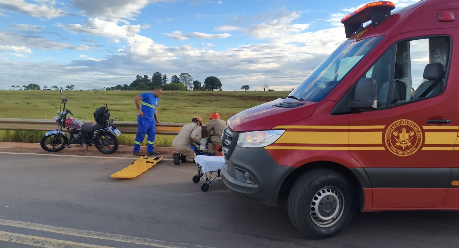 Motociclista é socorrido pelo Corpo de Bombeiros Militar após sofrer queda em Nova Andradina