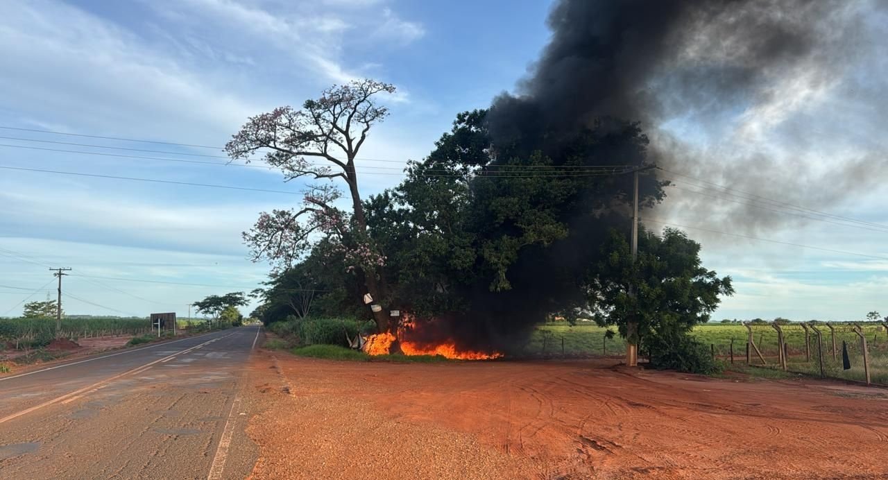 Incêndio destrói barraco às margens da MS-473 e assusta motoristas na região de Nova Andradina