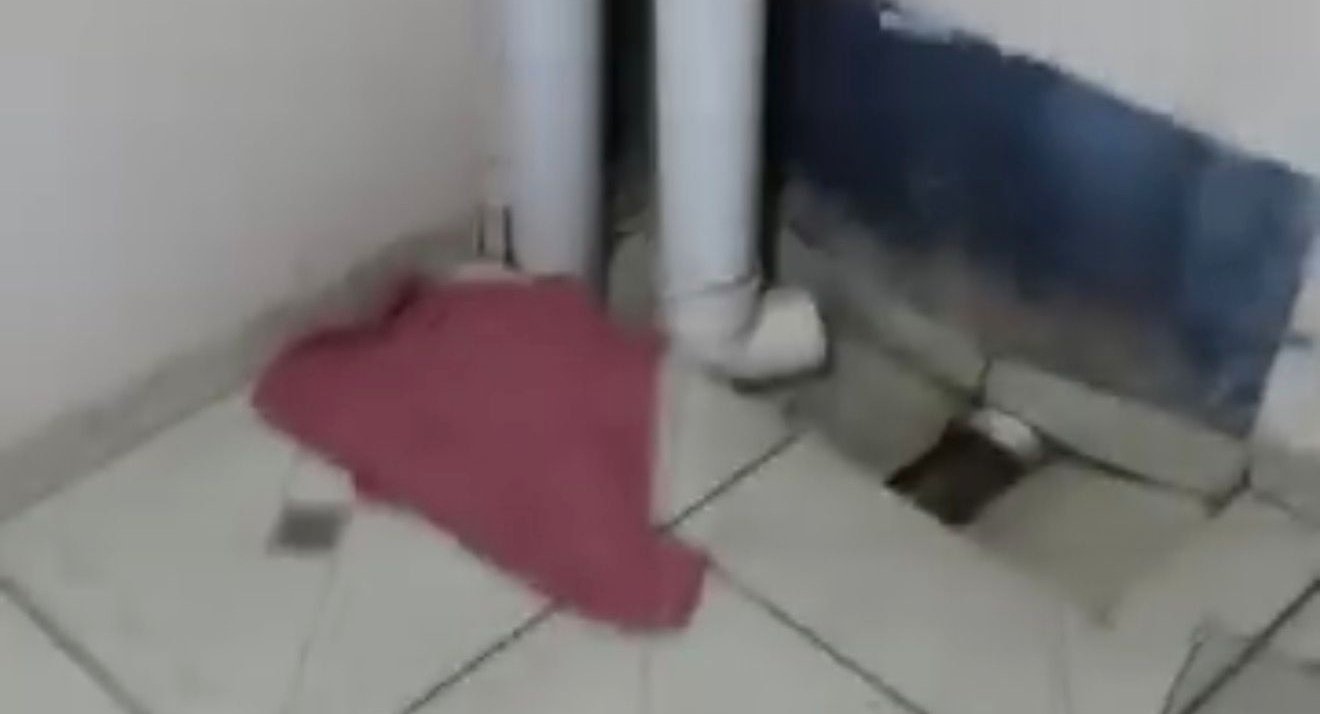 Água retorna da rede de esgoto, invade casa e causa revolta em Batayporã