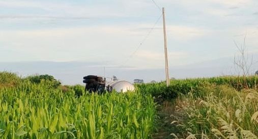 Carreta-tanque tomba na MS-480, próximo à Curva do S, em Anaurilândia