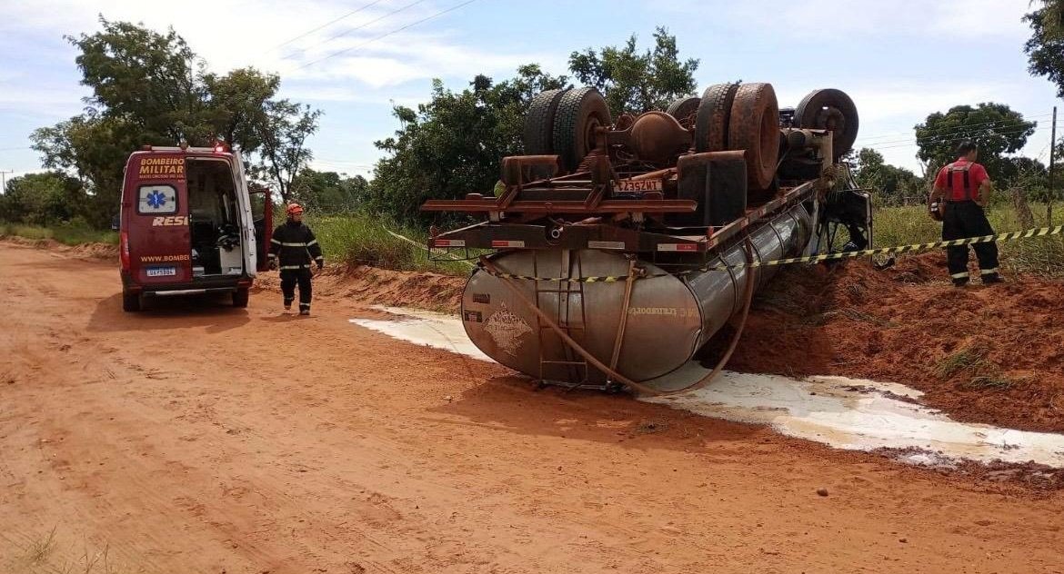 Tragédia na estrada rural: motorista morre após caminhão leiteiro tombar na região de Casa Verde; filho que estava na cabine sai ileso