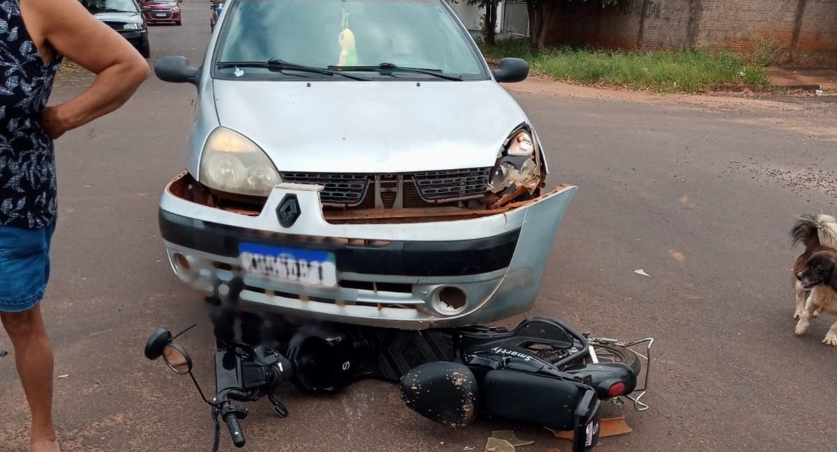 Colisão entre carro e scooter deixa dois jovens feridos em Nova Andradina