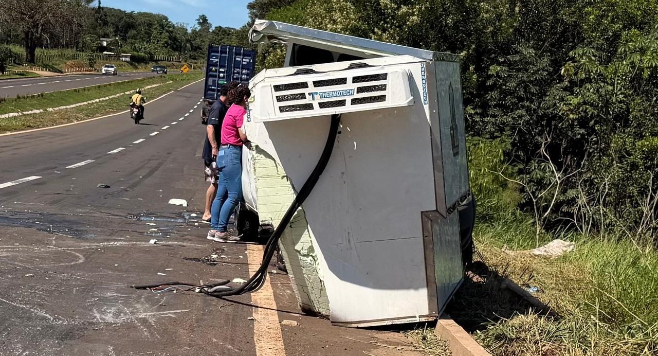 Motorista perde controle e capota Fiat Strada carregada de gelo na MS-134 em Batayporã