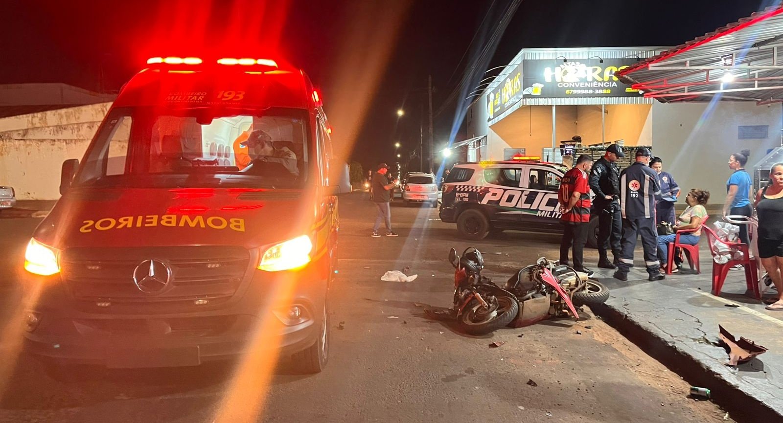 Câmeras registram forte colisão entre carro e moto em cruzamento de Nova Andradina