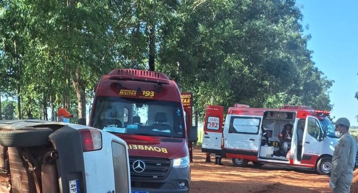 Capotamento com Fiat Uno deixa dois jovens feridos na região de Nova Casa Verde