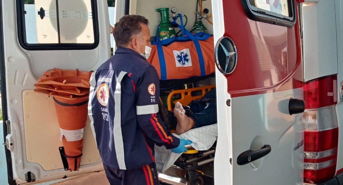 Motociclista fica ferido após queda e é socorrido pelo SAMU em Nova Andradina