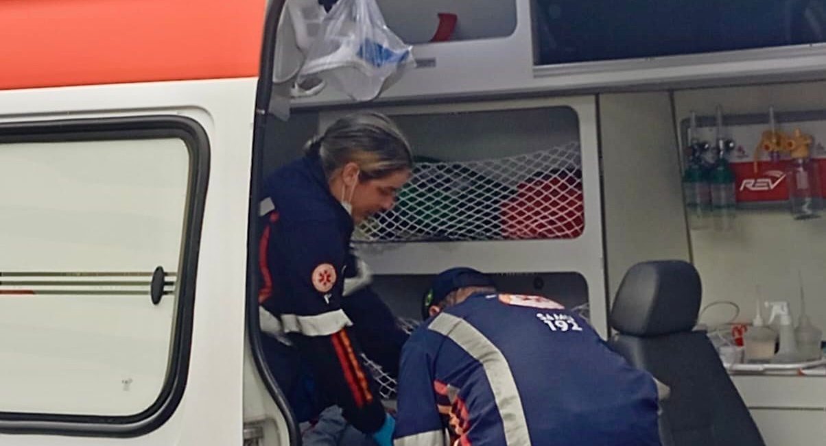 Mulher que conduzia Honda Biz fica ferida após colisão no centro de Nova Andradina