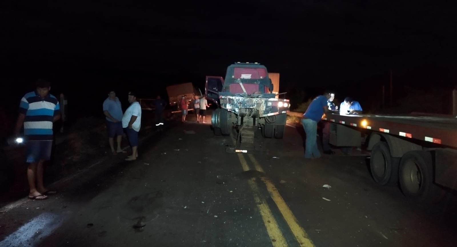 Caminhão atinge guincho que removia carreta quebrada na MS-276, entre Batayporã e Anaurilândia