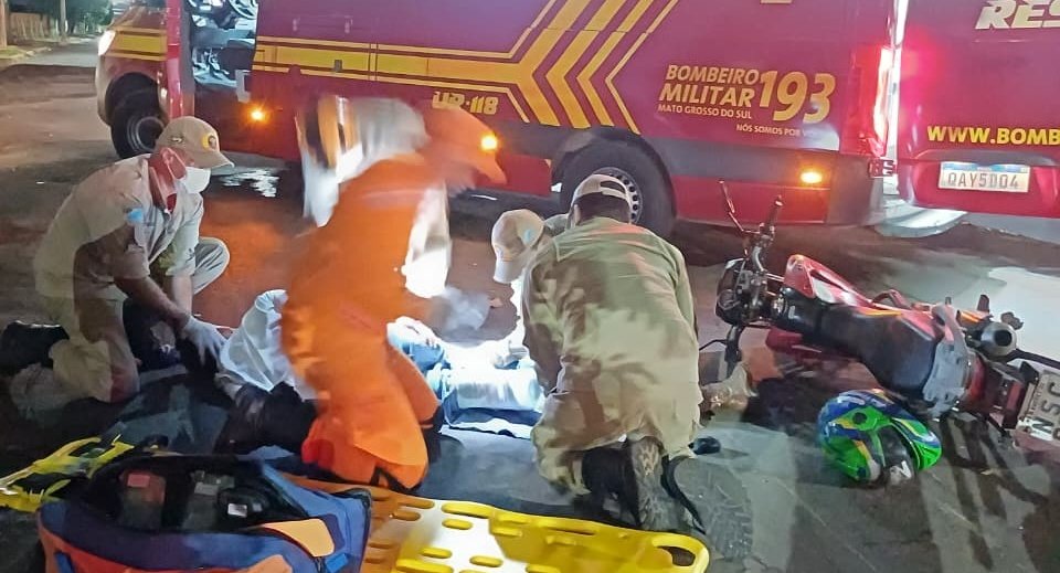 Jovem sofre queda de moto ao lado do Quartel do Corpo de Bombeiros Militar em Nova Andradina