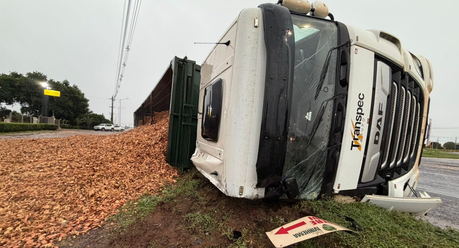 Caminhão carregado com cavaco de madeira tomba em trevo da BR-376 com a MS-473 em Nova Andradina