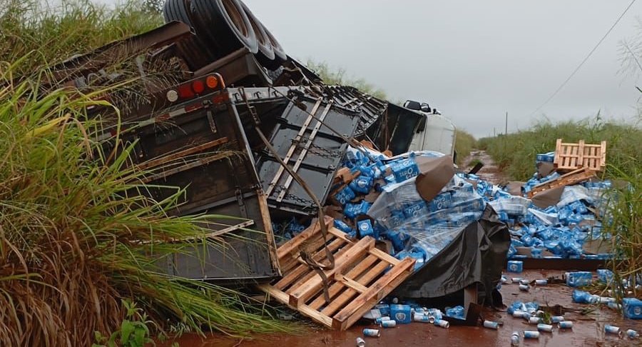 Carreta carregada de cerveja tomba na MS-276, entre Batayporã e Anaurilândia
