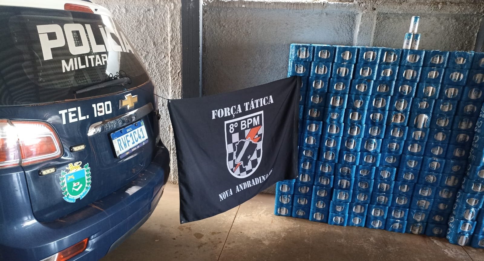 Força Tática recupera 312 caixas de cerveja saqueadas de carreta que tombou em Batayporã