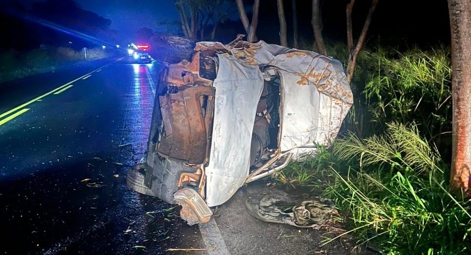 Homem é socorrido após capotamento de Fiorino próximo ao frigorífico JBS em Nova Andradina