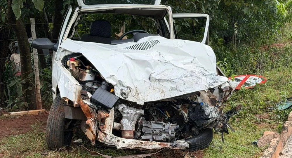 Acidente envolvendo três veículos deixa uma pessoa presa às ferragens na BR-267, em Bataguassu