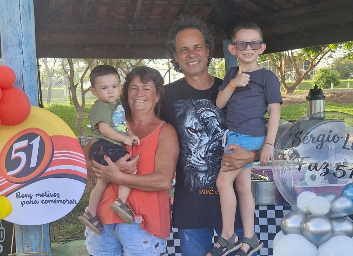 "Quero agradecer e parabenizar o grande churrasqueiro Renato pelo trabalho de excelência realizado em meu aniversário. Fiquei muito satisfeito juntamente com meus convidados. Ele teve todo o cuidado, dedicação e profissionalismo em cada detalhe. O churrasco estava maravilhoso, muito bem preparado e cheio de sabor, conquistando todos os convidados. Admiro pessoas que trabalham com amor, responsabilidade e compromisso em oferecer sempre o melhor e o Renato é exatamente assim. Sem dúvida, foi um serviço diferenciado, feito por alguém que realmente entende da arte do fogo de chão. Minha gratidão pelo excelente trabalho e por tornar esse momento ainda mais especial. Desejo muito sucesso, porque talento e competência ele  tem de sobra" - Sérgio Luiz de Lima Cabral (Serginho da Vencetex)