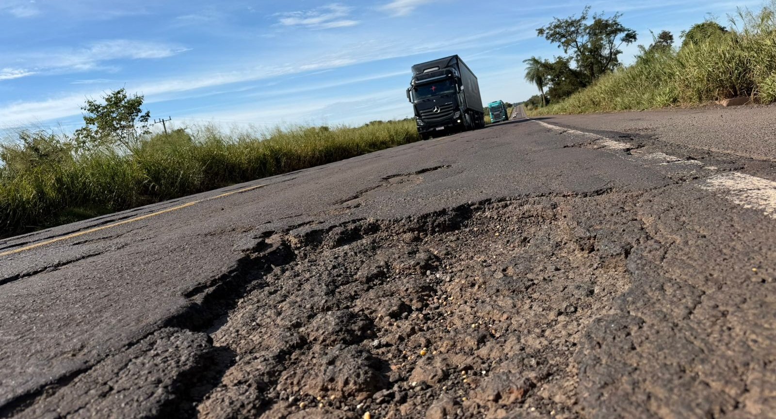 Buracos na BR-267 fazem caminhoneiros buscarem rotas alternativas para chegar ao MS