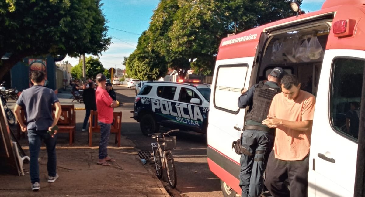 Motociclista é socorrido pelo Samu após colisão com carro em Nova Andradina