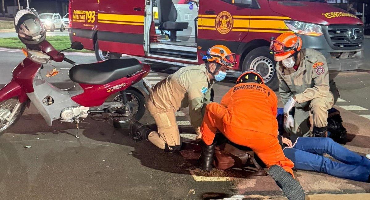 Motociclista é socorrida após colisão entre Toyota Corolla e Honda Biz em Nova Andradina