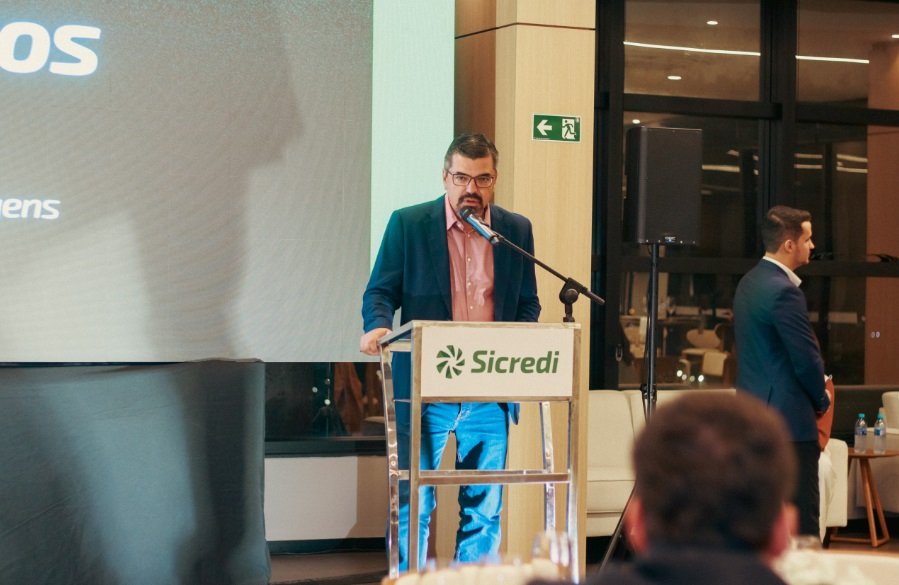 Giorgio Martins Bonato, diretor executivo da Sicredi Centro-Sul MS/BA, durante a palestra sobre derivativos no agro