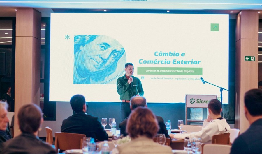 Joab Toral, especialista de negócios internacionais da Sicredi Centro-Sul MS/BA, durante a palestra sobre derivativos no agro