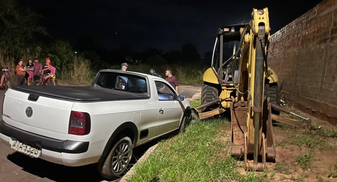 Nova Andradina - Motorista é levado para Delegacia após bater Saveiro em trator parado no Bairro Campo Verde