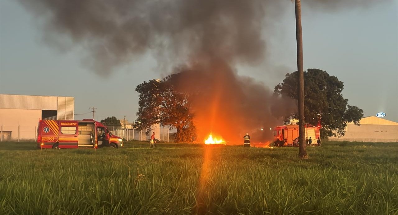 Homem ateia fogo para limpar sucata de geladeiras e mobiliza Corpo de Bombeiros em Nova Andradina
