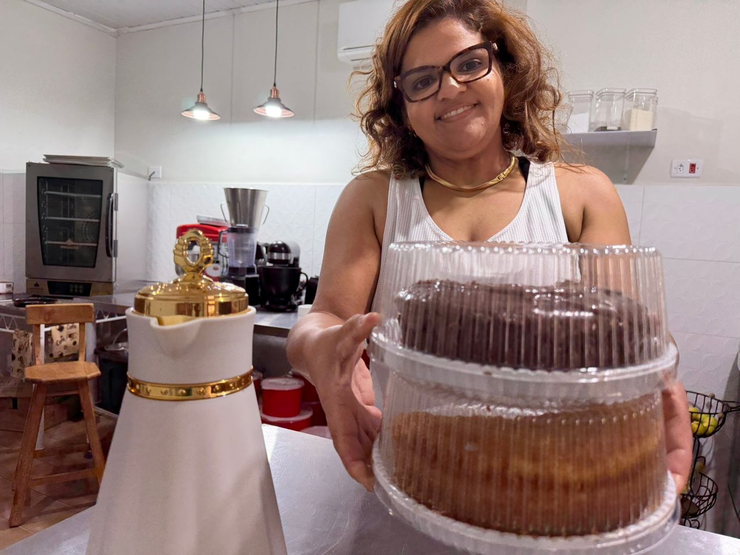 A “Adriana do bolo” não foi embora. Produção continua atraindo clientes, mas “vibe” da empresária é mais leve, com cozinha nos fundos da loja e rotina saudável. Foto: José Almir Portela – Nova News.