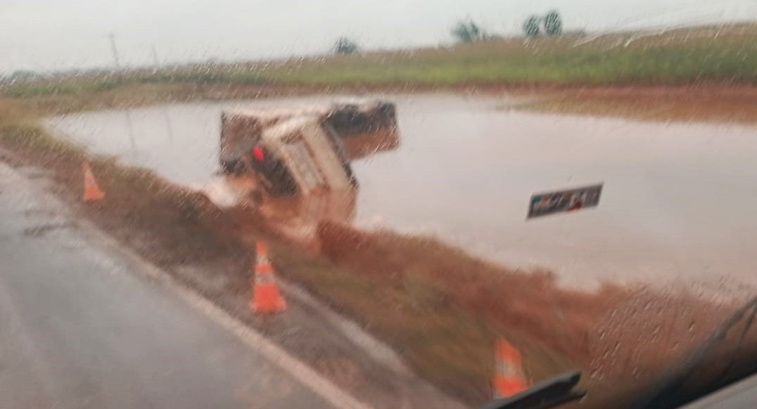 Carreta sai da pista e tomba na BR-376, entre Nova Andradina e Ivinhema