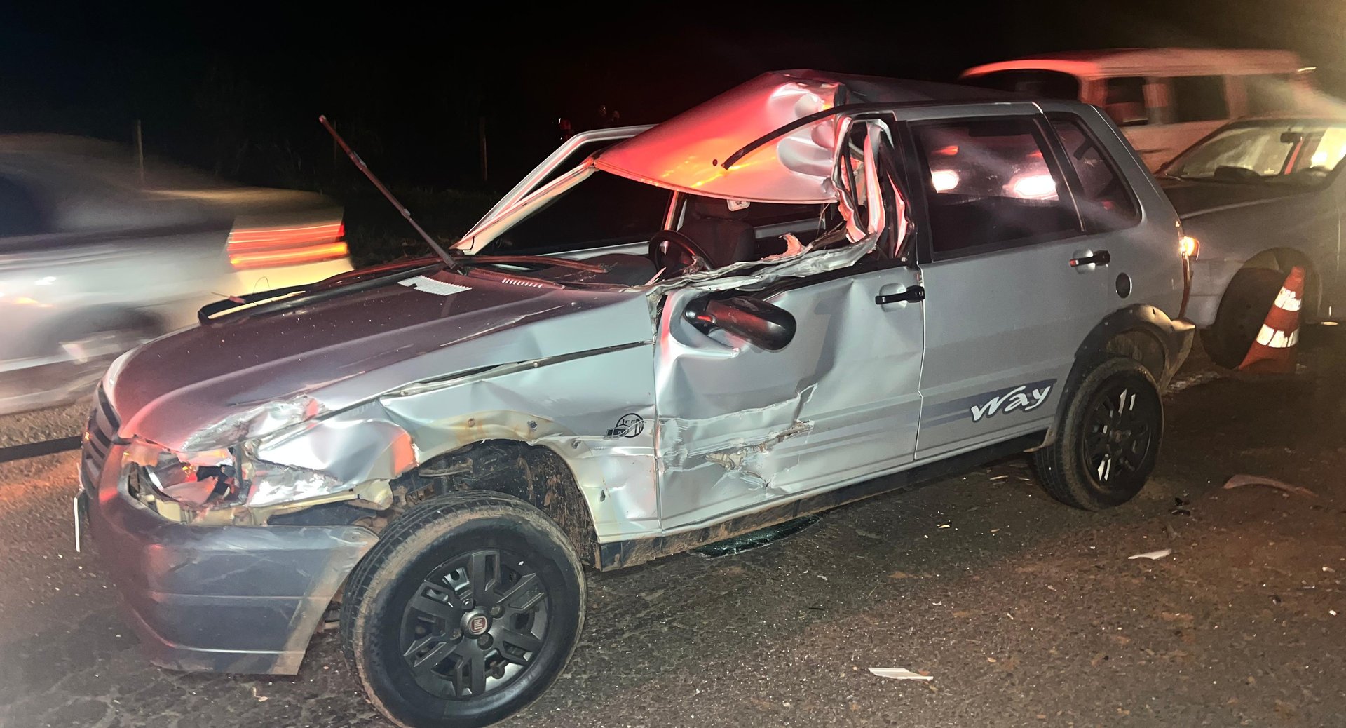 Fiat Uno bate em caminhão na rodovia MS-134, entre Nova Andradina e Batayporã